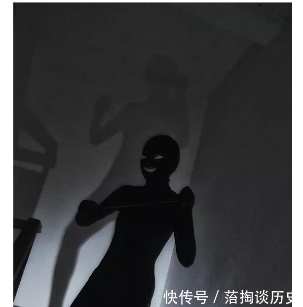 柯南|名侦探柯南:史上最还原的小黑,不仅穿着秋衣秋裤到处跑,还有各种微表情!