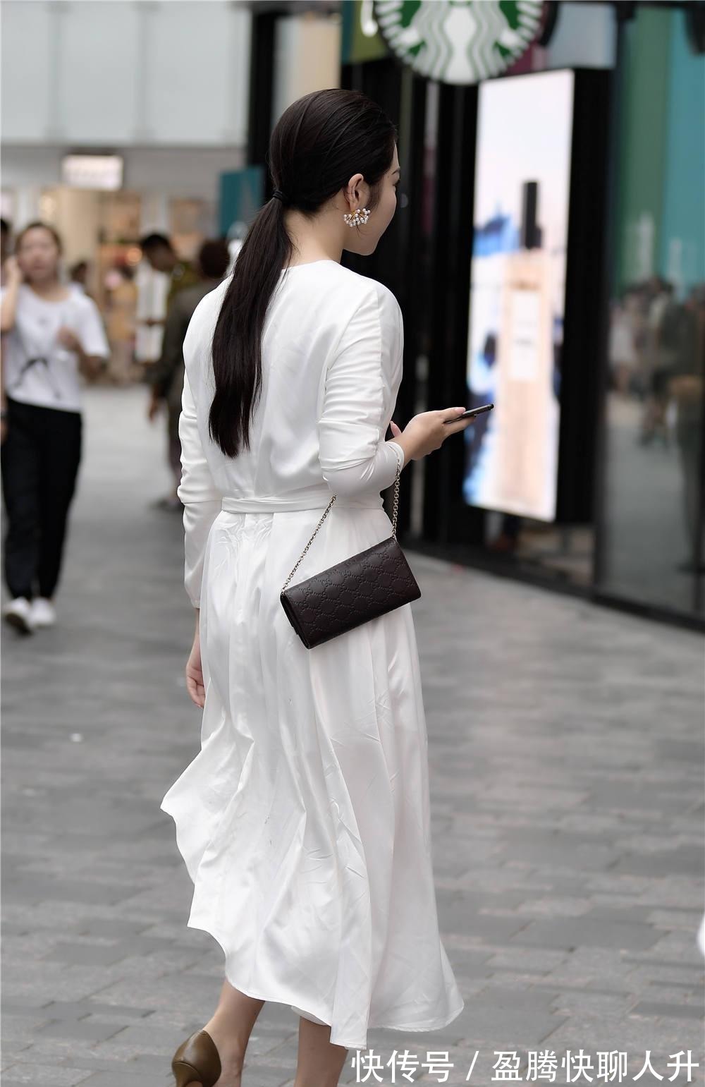 高跟鞋|褐色尖头细跟鞋，搭配白色连衣长裙，穿出仙女风