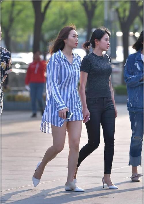 蓝白条纹衬衫裙，简约舒适，青春减龄