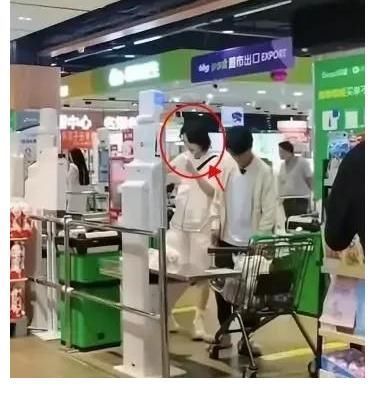 《中餐厅》路透曝光，姚安娜生图惊艳，休闲装也挡不住高贵的气质