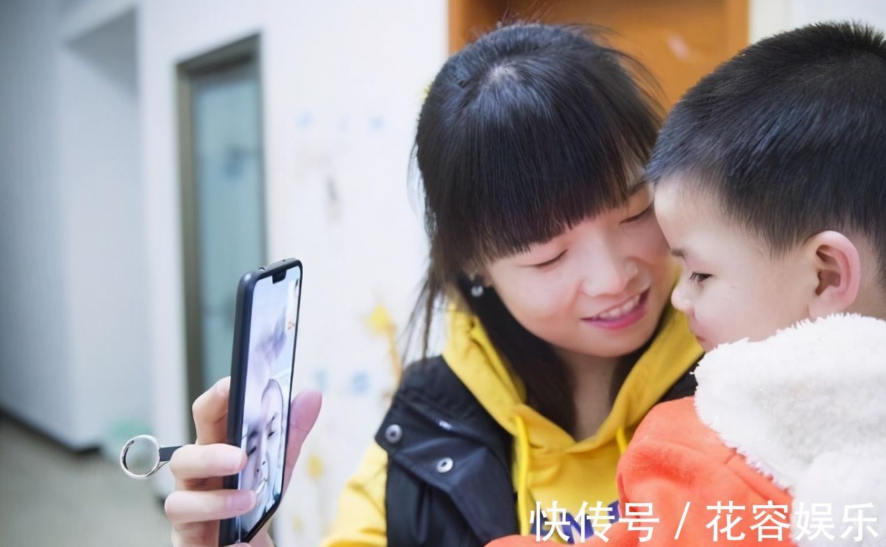 妈妈|妈妈不在家，把二胎弟弟交给姐姐，回来查看监控火冒三丈