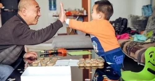老人|爸爸带娃偷偷来看爷爷,看到爷爷的反应后,网友:真的是好宠溺啊