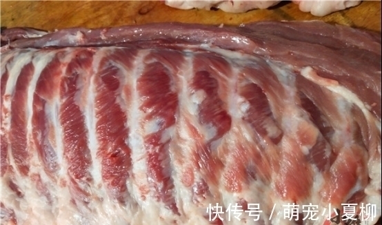 买排骨时，找“肉多”还是“肉少”的好？肉贩子无意透了底，看看