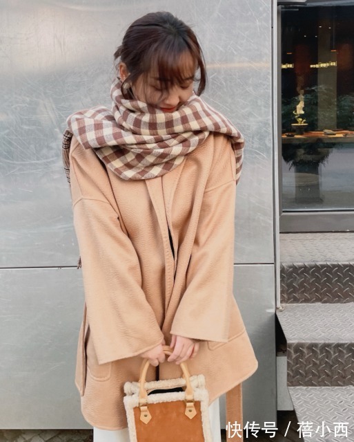 博主 羽绒服穿腻了?今年流行“大衣”,搭配毛衣、阔腿裤,时髦又洋气