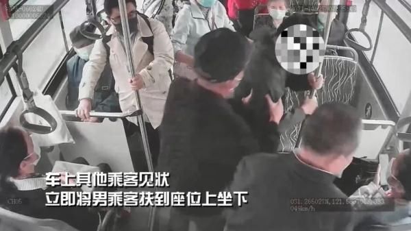 王师傅|乘客突发低血糖晕倒，警民协力暖心救助