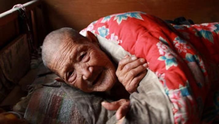 养老院#为何老人临终前,嘴里会说些胡话?专家表示:那可不是胡话