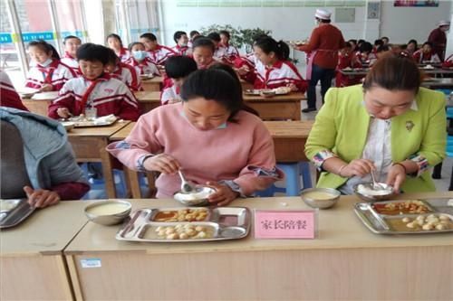 淄川区黑旺中心小学“三级陪餐”陪出信任和希望