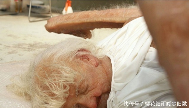 游客|“坠落人间的天使”被展览,游客纷纷驻足观看,扼腕惋惜!