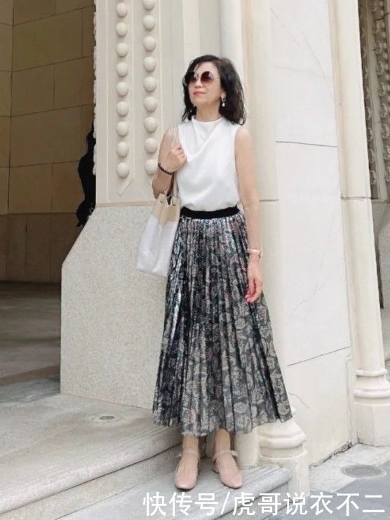 条纹衫|60岁女人夏季如何穿得时髦漂亮，教你4个技巧，分分钟年轻二十岁