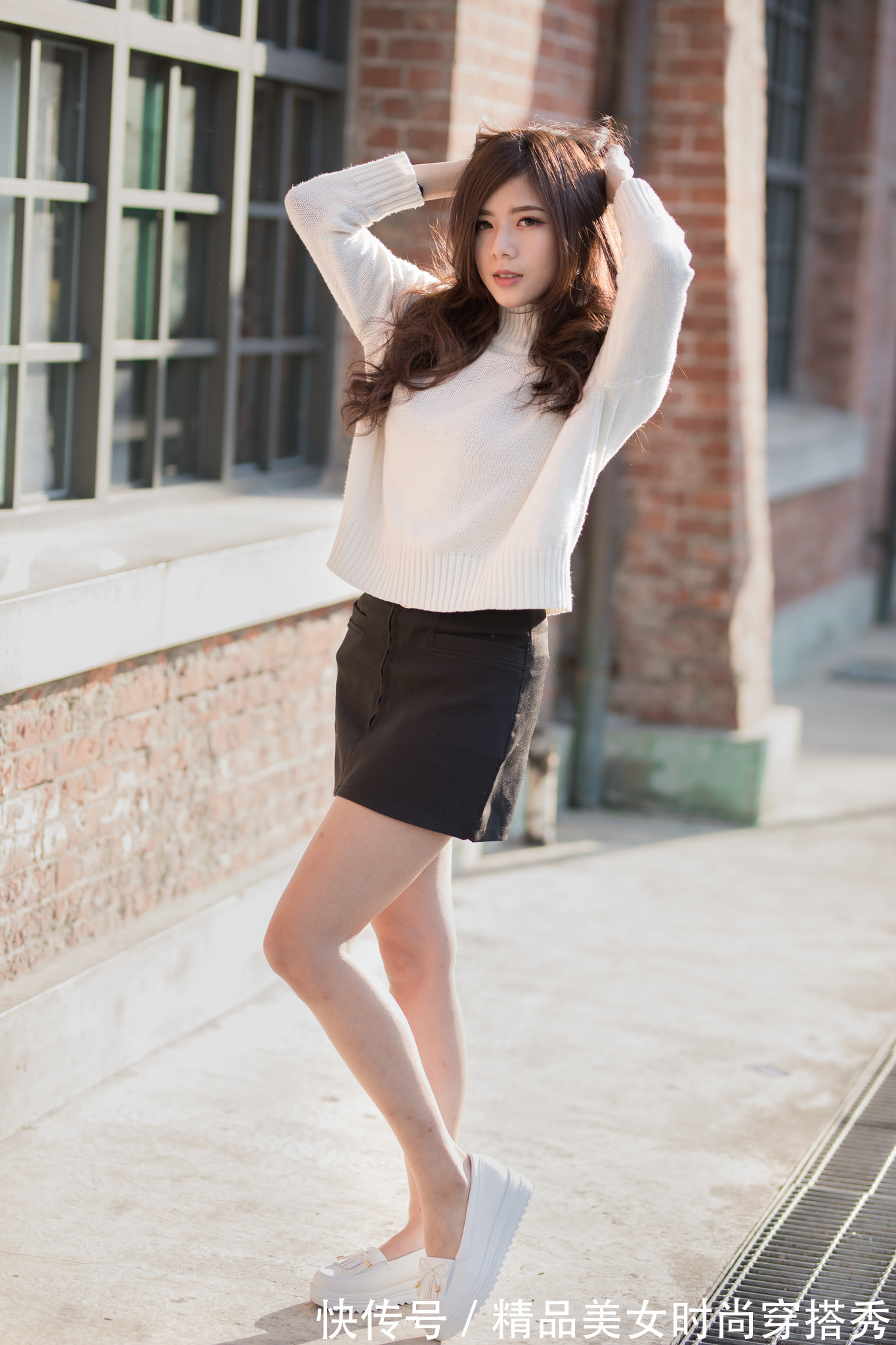 搭配|纯白色宽松毛衣，搭配一条半身裙，再配上松糕鞋，穿出不一样的美