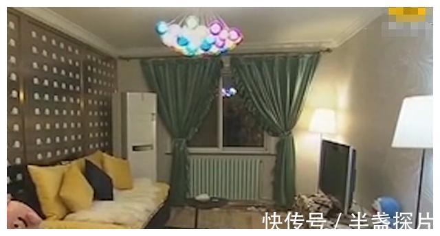 背景墙|交换空间：客厅金色铁片搭配五彩灯，俗气和大气之间徘徊，丑上天