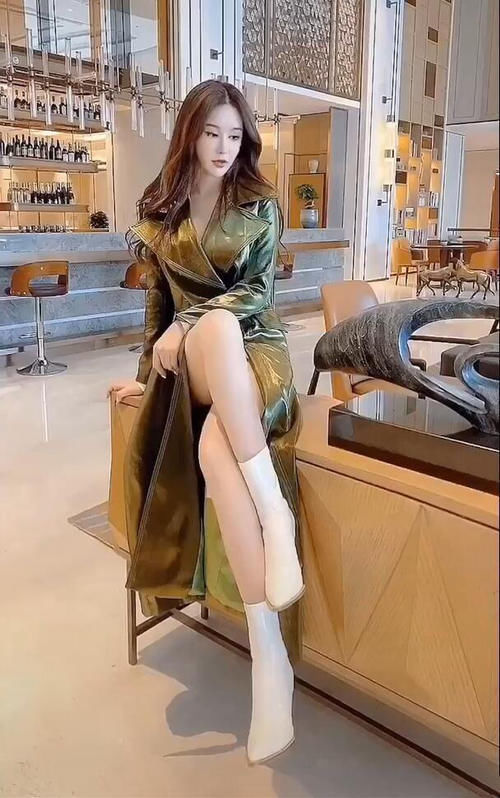 潮流时尚:风衣配上长靴,不装嫩也美得高级!