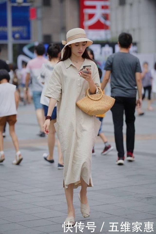 路人街拍,美女白色瑜伽裤搭配粉红色短袖,呈现女人魅力