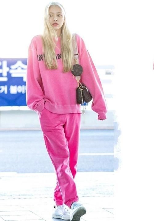 运动卫衣真是宝藏单品，穿衣小白上身一秒变时髦，细节太重要了