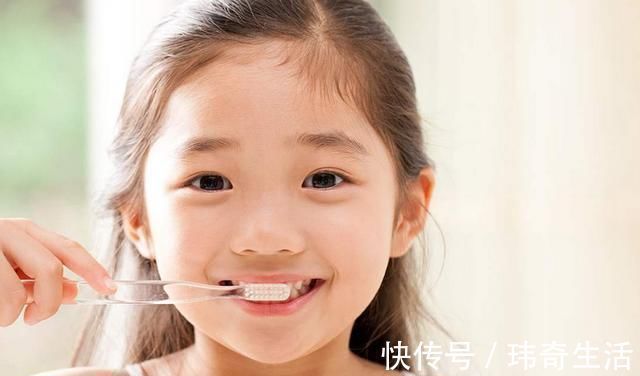 乳牙|宝宝长了一口“鲨鱼牙”,妈妈无奈送医求助,医生:怪家长无知