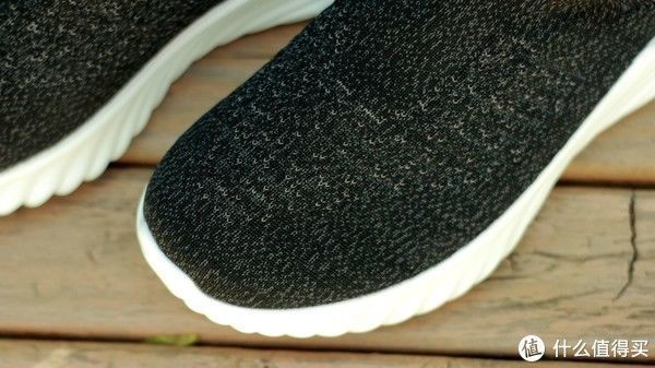 鞋底 比起踩屎感,我更喜欢袜套式,一双鞋才十几元却给你快乐脚感
