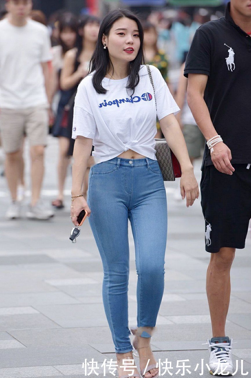 愈加|纯白印花短袖搭配牛仔裤,成熟气息中增添一丝俏皮!