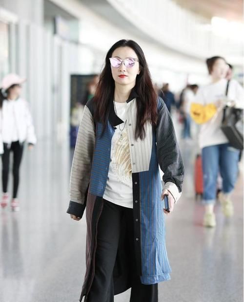 出行|女明星现身机场，穿基础款风衣出行机场，轻松穿出女神范