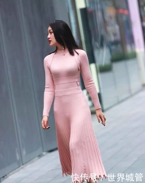 街拍:粉色少女风长裙小姐姐