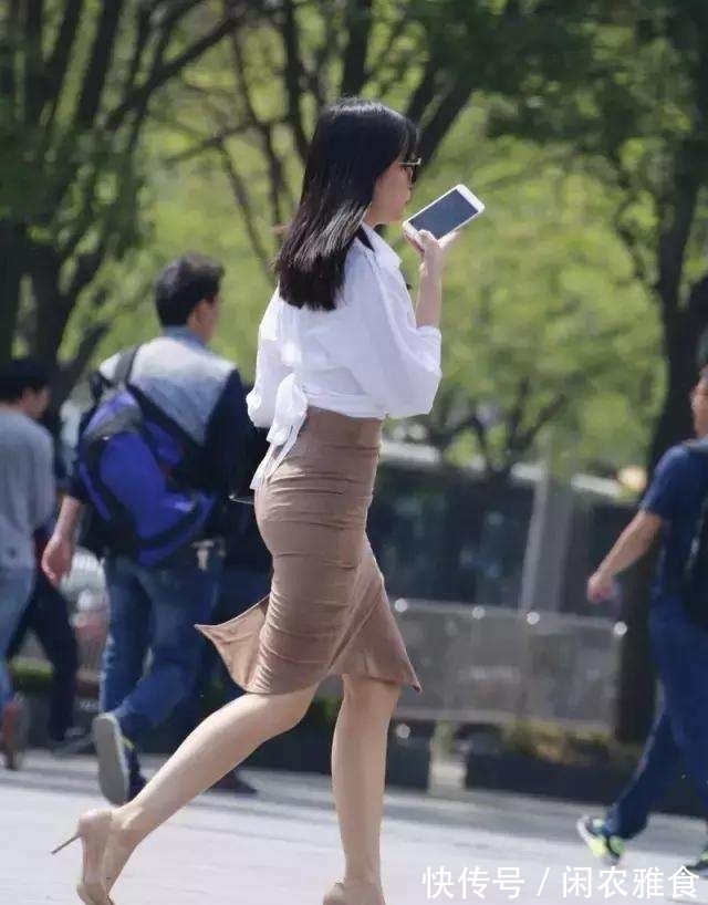 白衬衫|街拍:20多岁的女白领穿包臀,白衬衫的女人自带气质!