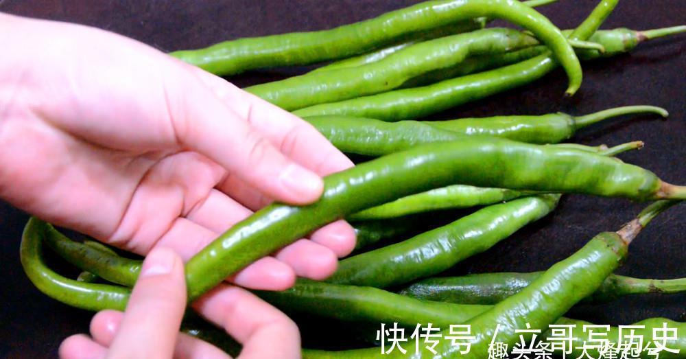 阳台上|一瓶啤酒倒入辣椒里，教你一招，酸辣可口，3天就能吃