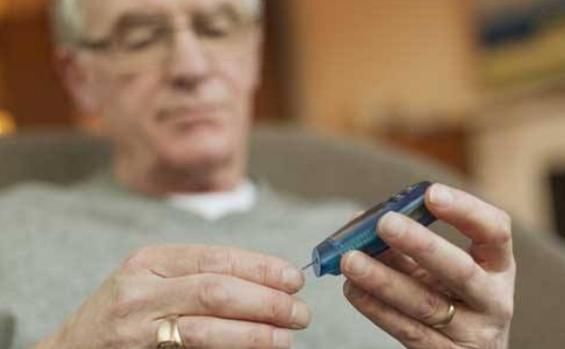 糖尿病患者喝小米粥，对身体是好是坏？奉劝：这样的小米粥少喝