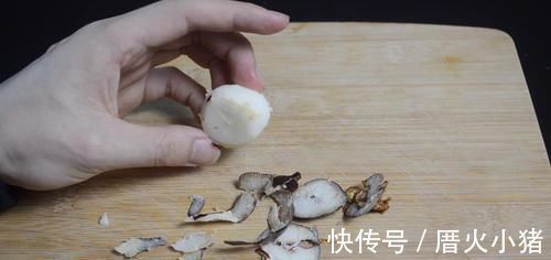 荸荠去皮原来这么简单，教你新办法，轻松剥出完整荸荠，太实用了