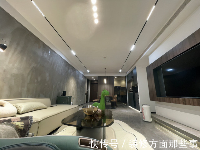 爱格|115平现代简约风,灰色影视墙是格栅和木饰面的结合