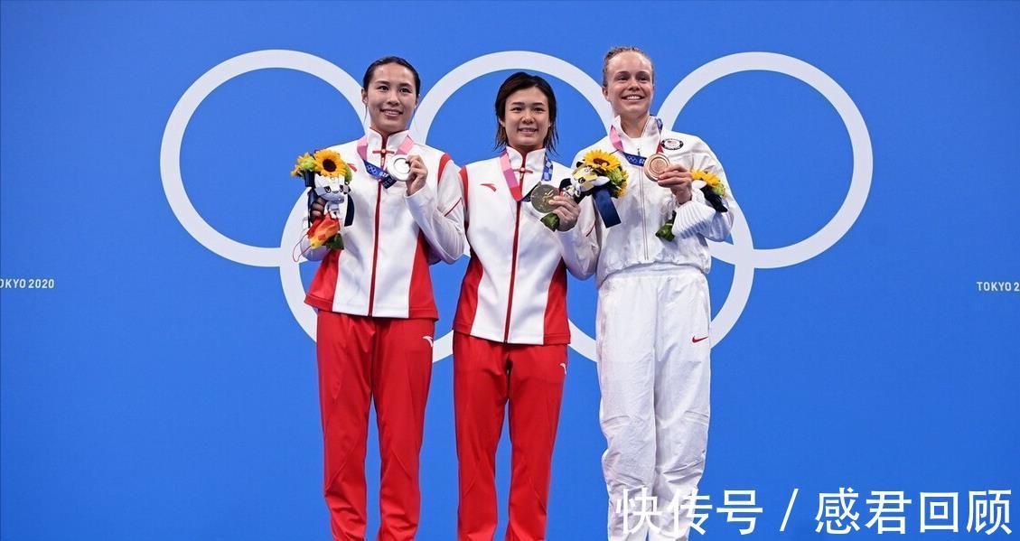 領(lǐng)獎臺|沒介紹完就上臺!不戴口罩唱國歌,金牌拿來貼臉,一道別樣的風(fēng)景