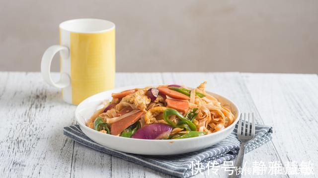 水果|晚上吃苹果伤胃？错！提醒：这2种食物才不宜晚上吃，劝你管住嘴