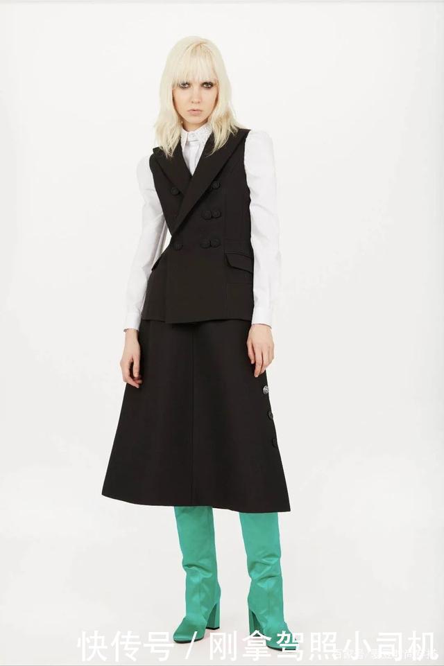 先别买针织衫！今秋必买的上衣是这件，配西装外套太好看了