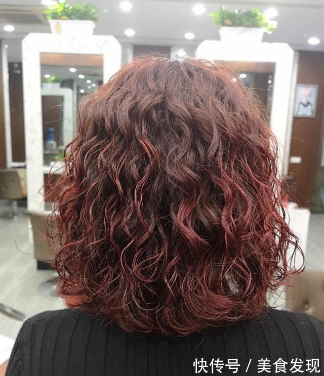 洋气 今冬流行烫满头发型20多款,时尚还保暖,烫完真洋气!