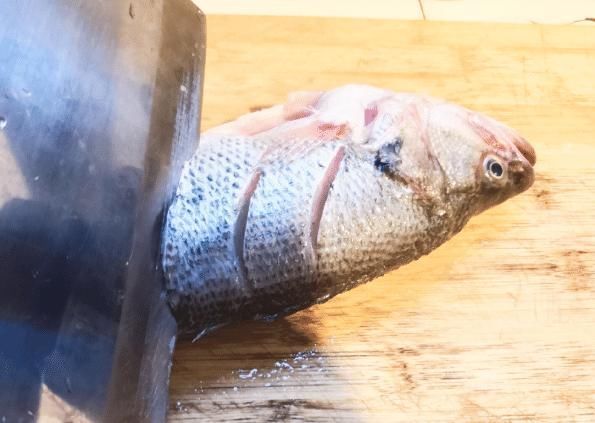 蒸鱼时,别直接放料酒和盐,大厨教你一招,鱼肉又鲜又嫩,还不腥