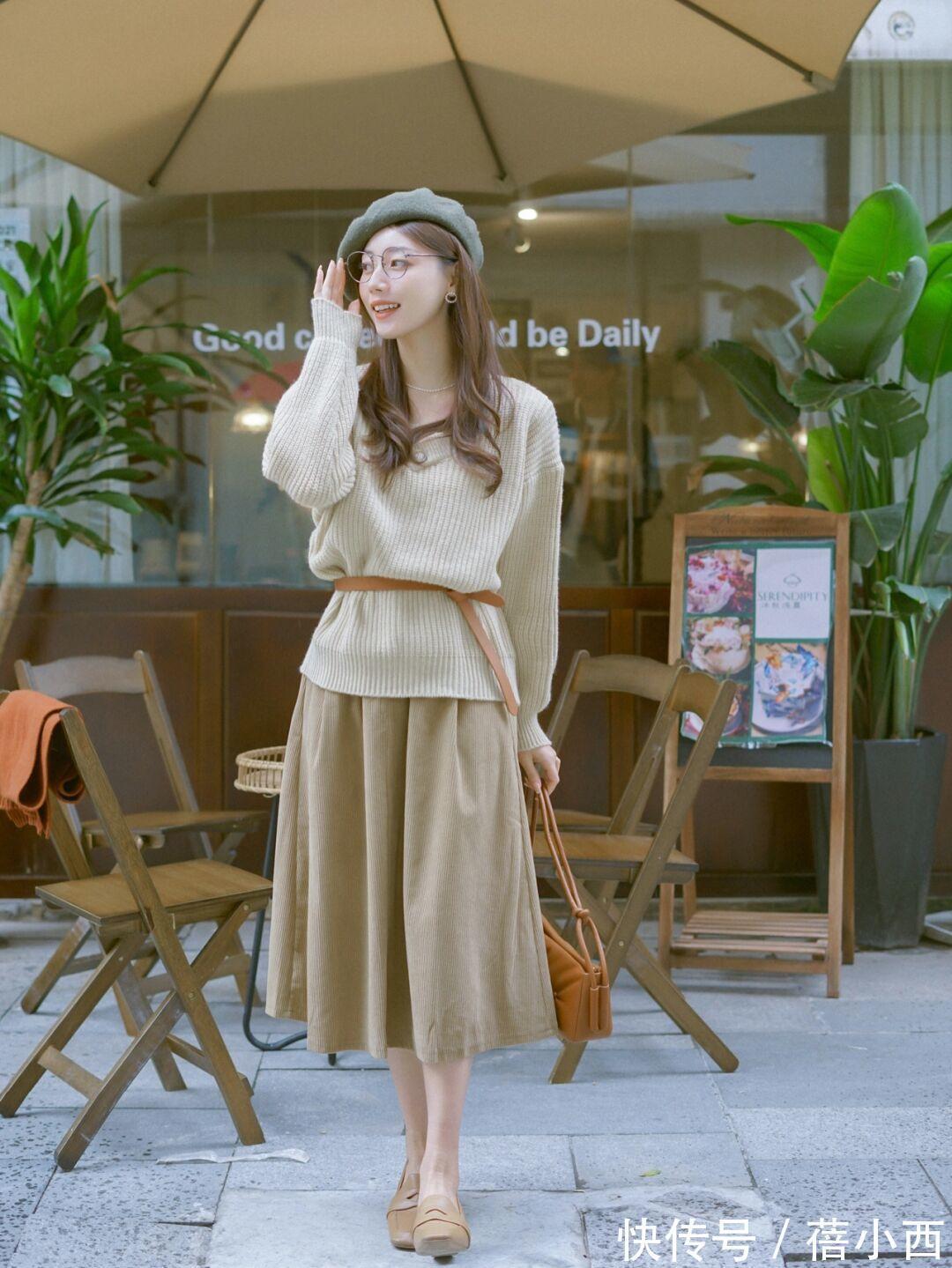 牛角扣|紧身裤过时了,这个冬季流行“毛衣+半身裙”,轻松穿出不俗气质