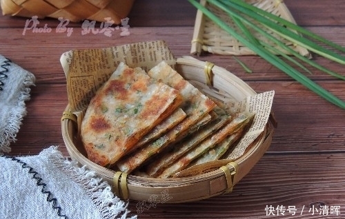 葱油饼|饺子皮买多了？做成它，金黄酥脆，层次分明，刚出锅就被抢光了