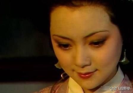 展现|王熙凤对薛宝钗的憎恶,在这一杯冷酒里,展现的淋漓尽致