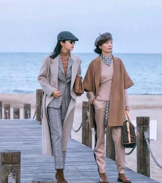 裤腿 女人过了50少穿“小黑裤”,不洋气!今年流行“奶奶裤”,真漂亮