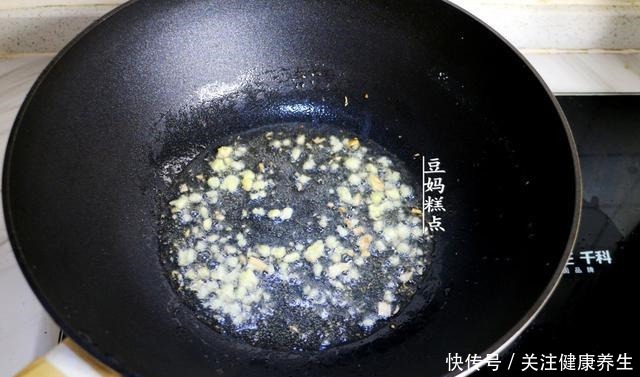 冷天,豆腐和鸡蛋一起蒸,简单又营养,孩子连吃2碗米饭