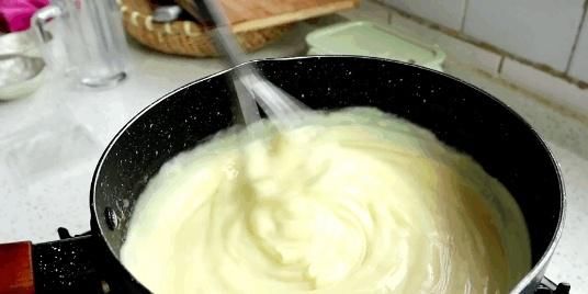 蛋黄|一杯牛奶，2个蛋黄，教你牛奶新吃法，滑嫩又柔软，孩子抢着吃