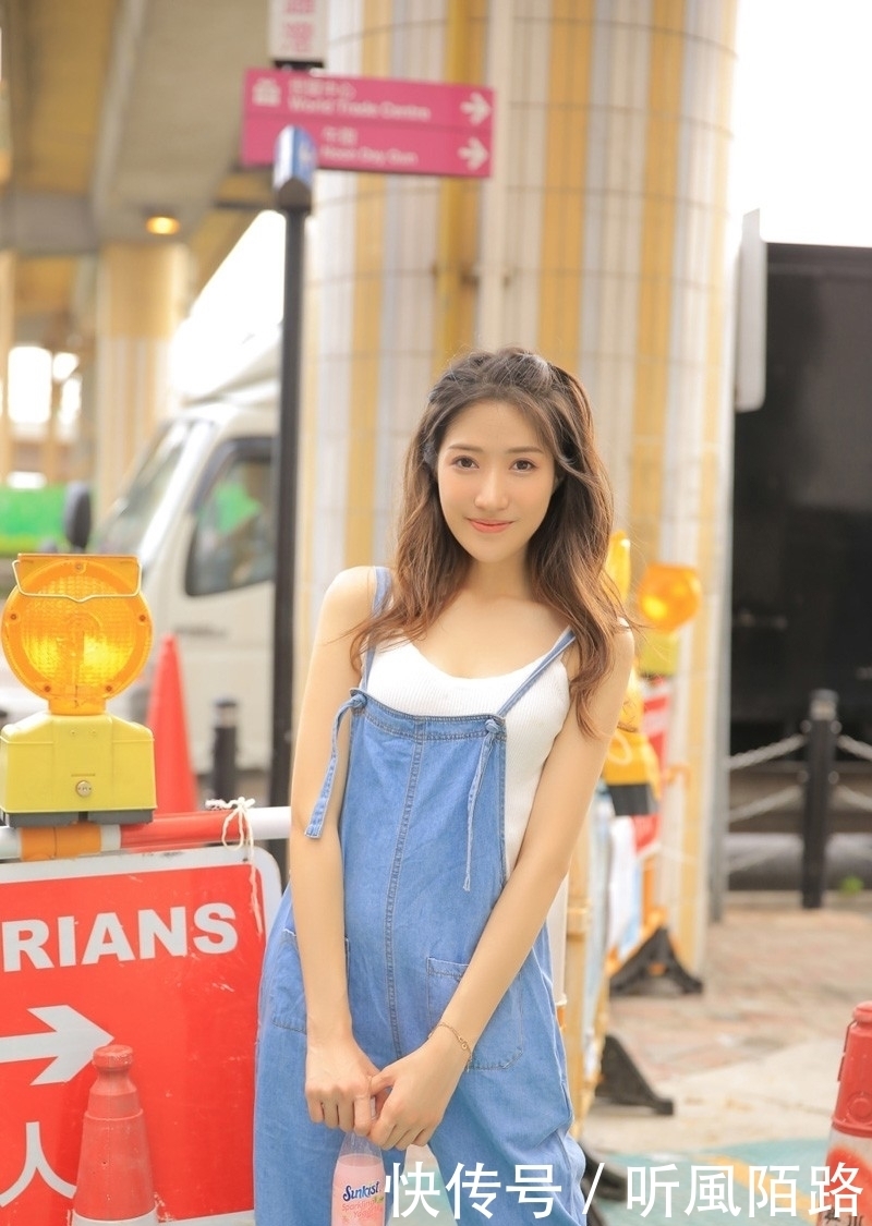 卷发|街拍:这可能就是初恋的感觉了吧!背带裤美女慵懒卷发甜美动人