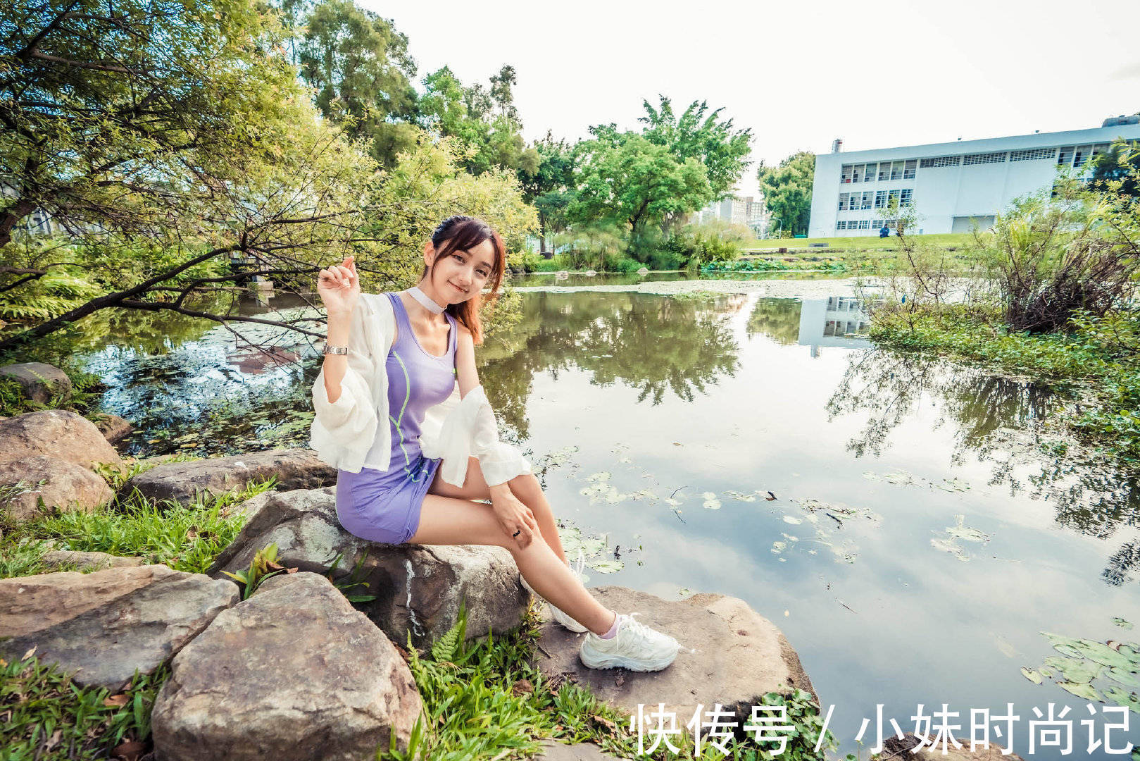 时尚感 吊带裙简单的设计不挑人,也很容易穿出时尚感