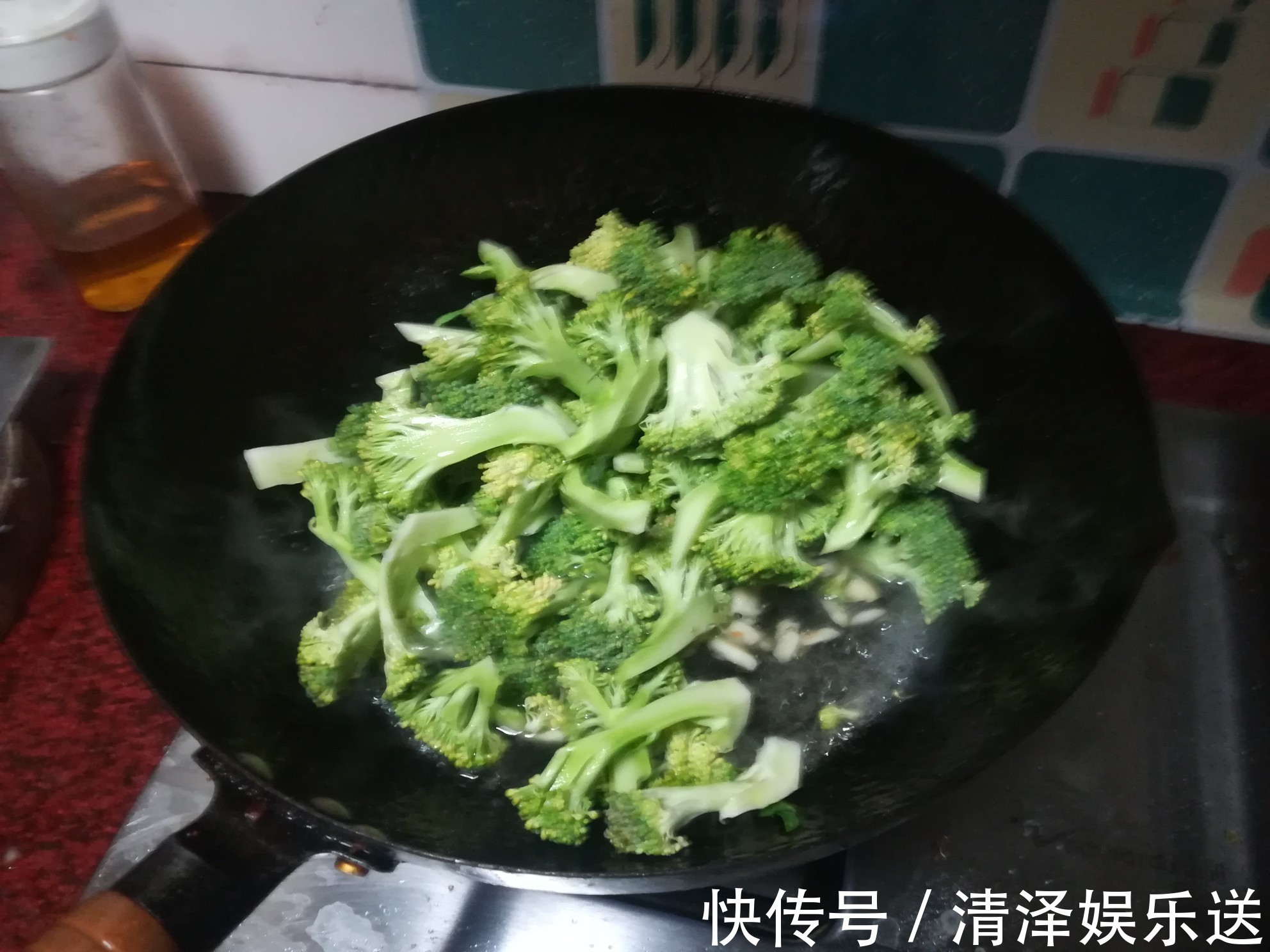 西兰花|大厨教你做“浇汁西兰花”，原汁原味，清脆爽口，做法超简单