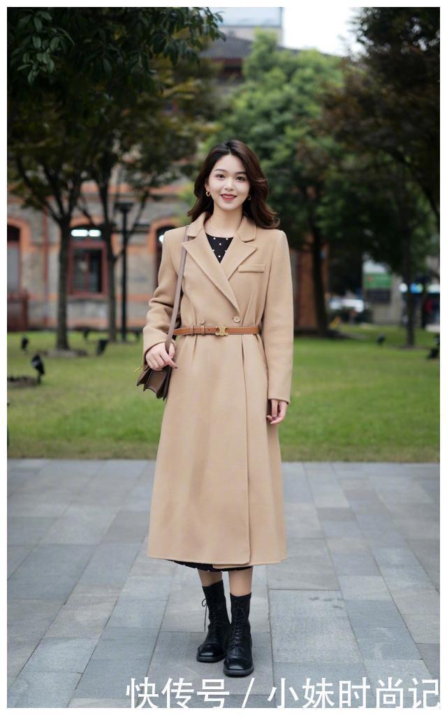 穿大衣别再配高跟鞋了, 今年流行配靴子穿, 时尚优雅, 很有女人味