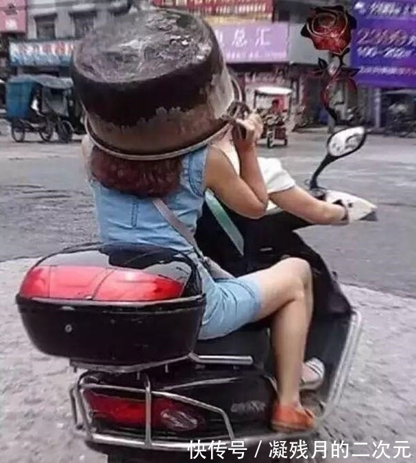 |搞笑GIF:大哥你带着两个美女跑起来,真像个三百斤的胖子