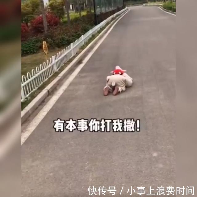 孩子|萌娃被亲爸“拎”在手里不愿走路火了,网友“正义”的路人来了