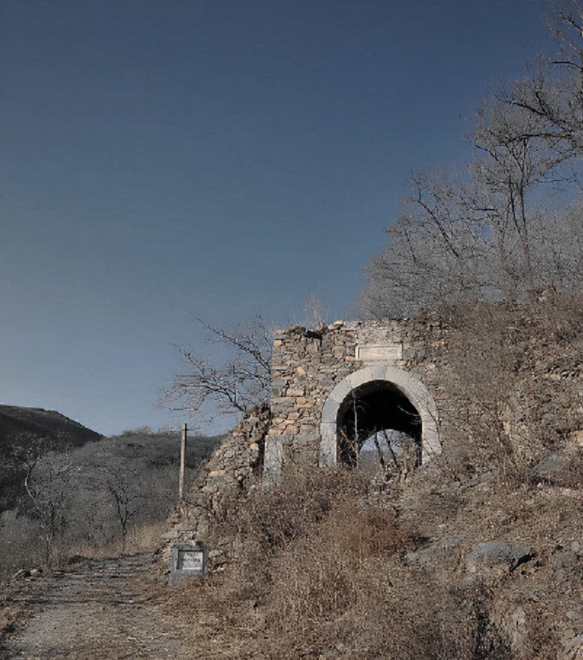 过街楼@万佛堂有个过街楼,写着“誓永不分爨”,为何这观念在当代是错的
