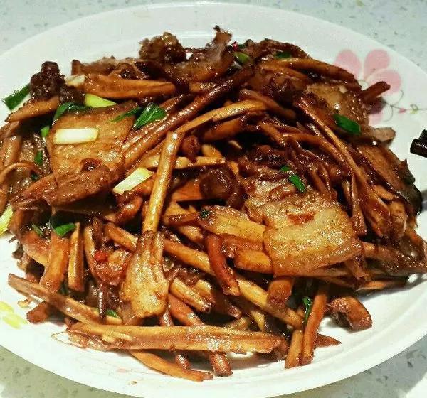 家庭聚餐不知道吃什么,八菜一汤已备好,荤素搭配,营养美味,赞