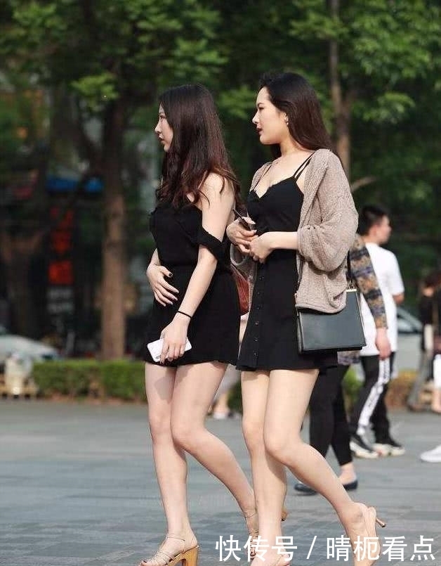 身穿|街拍:两位闺蜜身穿黑色连衣裙,性感的美腿,看了心血澎湃