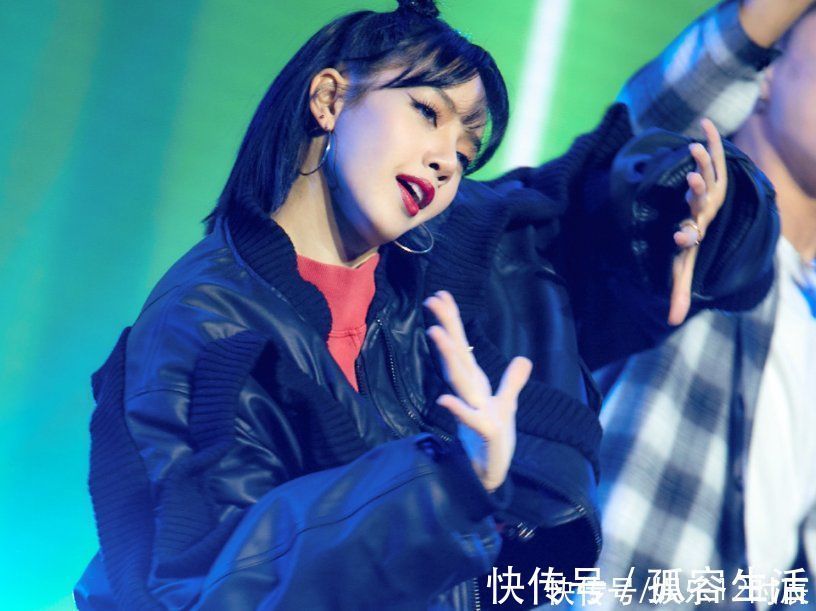 都是導(dǎo)師,Amber可以在現(xiàn)場lisa只能上網(wǎng)課?原因很現(xiàn)實