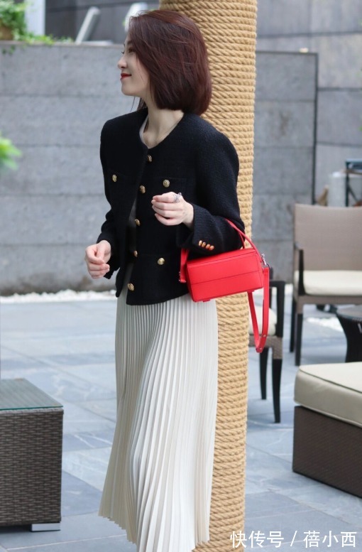 博主 春天穿“百褶裙”最优雅!建议多搭配针织衫,西装外套时髦又高级